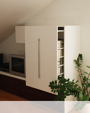 Medienschrank mit Frontauszug
