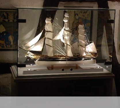 Beleuchtete Vitrine für Modellbauer