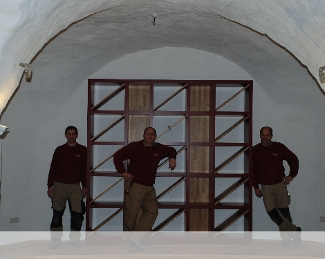 Weinregal im Gewölbekeller