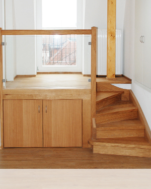 Treppe mit Podest aus Eiche