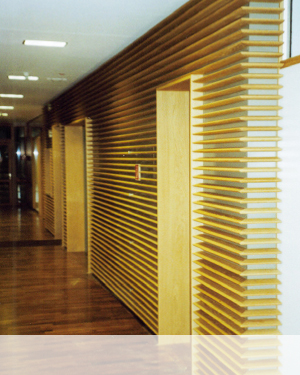 Wandverkleidung aus Massivholzprofilen